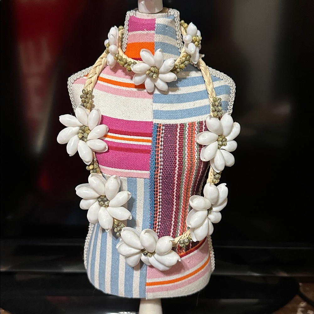 Floral Hawaiian Shells Statement Necklace and Bracelet Set